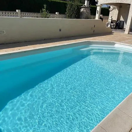 Avec Piscine Et Jacuzzi Entre Aix Et Marseille גרדן