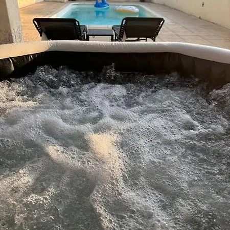 וילה Avec Piscine Et Jacuzzi Entre Aix Et Marseille גרדן